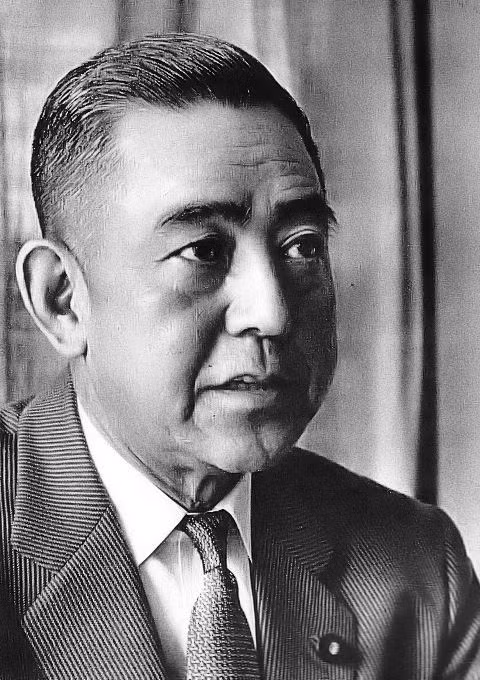 Vào năm 1974, ông Sato được trao giải Nobel Hòa bình vì có công đề xuất 3 nguyên tắc quan trọng là Nhật Bản sẽ không sở hữu, sản xuất hay cho phép đưa vũ khí hạt nhân trên lãnh thổ của mình. Mời độc giả xem video: Thủ tướng Nhật Bản Shinzo Abe từ chức. Nguồn: VTC Now