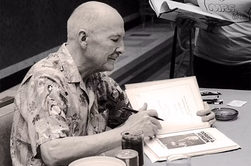 Trong truyện ngắn "Giải pháp Không thỏa đáng" sáng tác năm 1941, nhà văn Heinlein viết về việc Mỹ đang phát triển vũ khí hạt nhân và đi trước phần còn lại của thế giới.