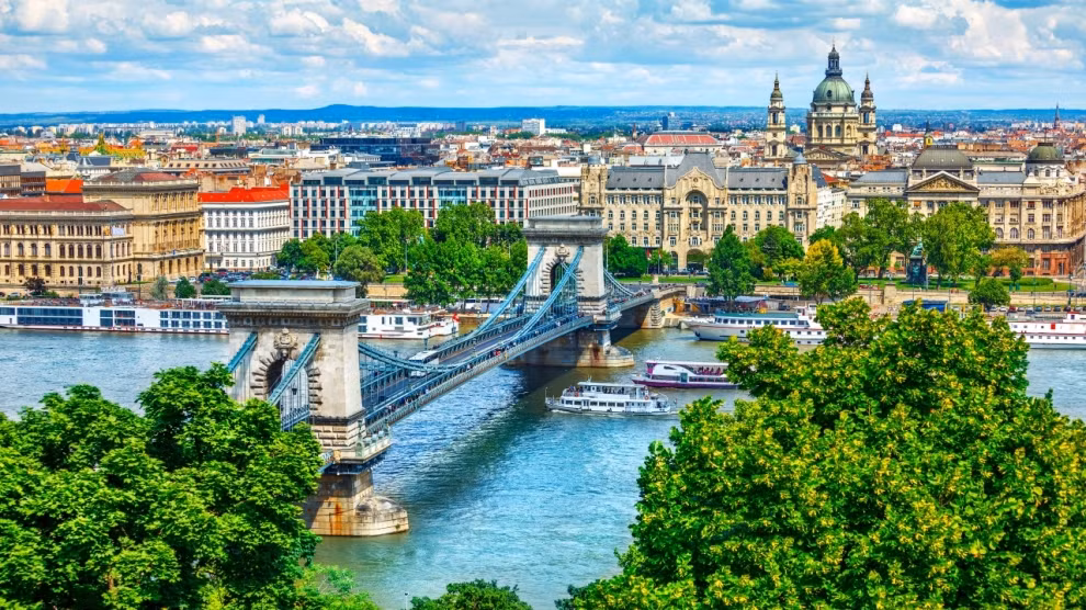 Đứng thứ 10 là Hungary. Hộ chiếu của quốc gia này giúp các công dân có thể đến 182 quốc gia và vùng lãnh thổ mà không cần thị thực. Mời độc giả xem video: Xác minh thông tin Đại biểu Quốc hội mua hộ chiếu Đảo Síp (Cyprus). Nguồn: VTC Now