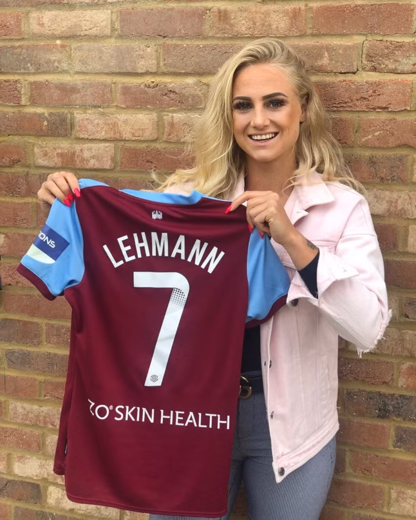 Alisha Lehmann sinh ngày 21 tháng 1 năm 1999 tại Tägertschi, Thụy Sĩ. Cô theo đuổi sự nghiệp quần đùi áo số và hiện đang chơi cho CLB West Ham/ Dù còn khá trẻ, Alisha đã được triệu tập lên ĐTQG Thụy Sĩ.