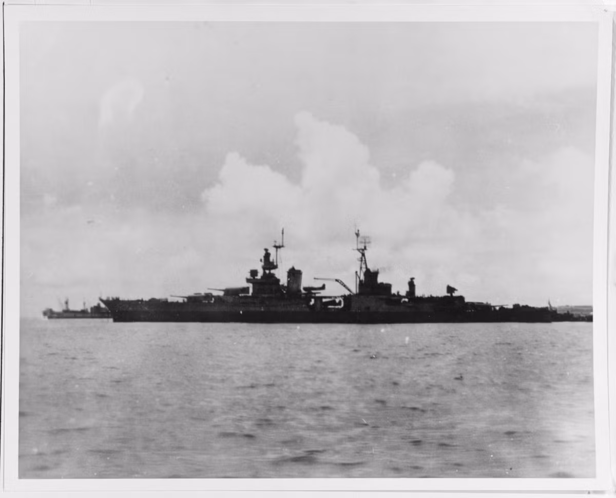 Do trúng 2 ngư lôi của tàu ngầm I-58 nên phần vỏ của tuần dương hạm USS Indianapolis bị thủng tạo ra một lỗ hở lớn. Sau đó, nước tràn vào bên trong tàu khiến USS Indianapolis chìm nhanh xuống dưới nước.