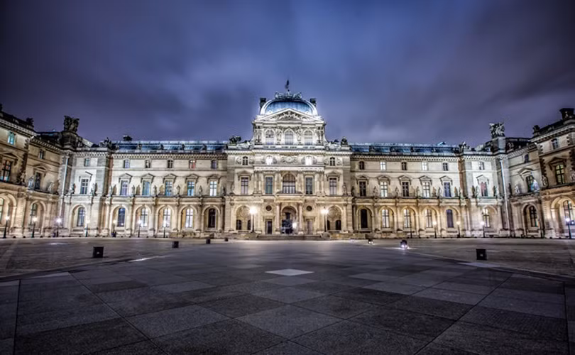 Mỗi năm, hàng triệu du khách ghé thăm bảo tàng Louvre để chiêm ngưỡng và tìm hiểu về những tác phẩm nghệ thuật được trưng bày tại nơi đây.