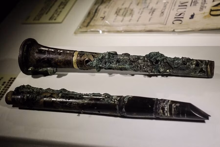 Phần còn lại của hai chiếc kèn clarinet. Đây là những nhạc cụ được các nhạc công sử dụng khi chơi nhạc phục vụ hành khách trên tàu Titanic trước khi nó gặp nạn.