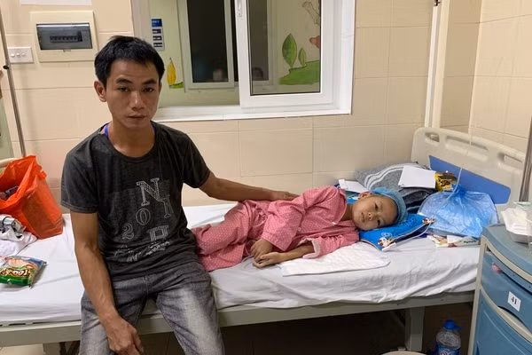 Bi kich nguoi dan ong co con ung thu, gia suc bi lu cuon sach