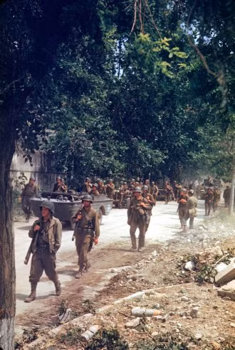 Binh sĩ Mỹ hành quân tới Rome trong một chiến dịch quân sự năm 1944.