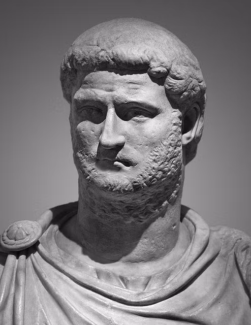  Hoàng đế La Mã Valerian (tên đầy đủ là Publius Licinius Valerianus) được người đời nhớ đến là ông hoàng đầu tiên trong lịch sử đế chế này bị kẻ thù bắt sống.