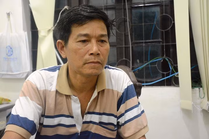 Phong vien ke phut bat khoc khi thay thi the em be trong bun dat-Hinh-3