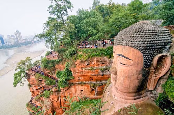 Không những vậy, Lạc Sơn Đại Phật còn ẩn chứa câu chuyện tâm linh huyền bí thu hút sự tò mò của công chúng.