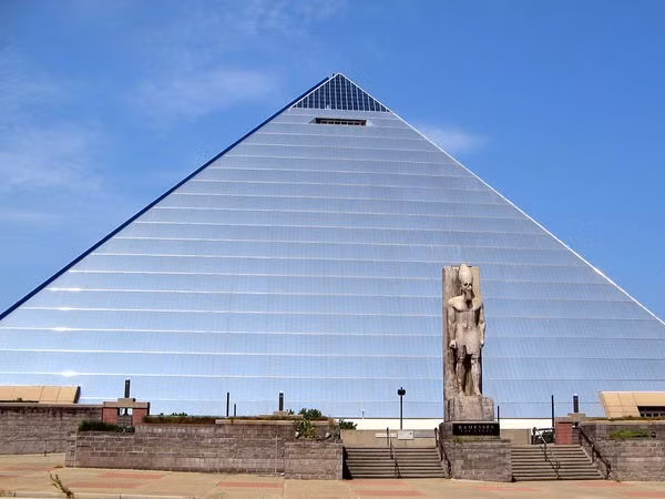 Chi phí hoàn thành kim tự tháp ở Memphis, Mỹ có chiều cao 97,8m vào khoảng 68 triệu USD. Công trình của nước Mỹ thấp hơn Đại kim tự tháp Giza cao gần 147m của Ai Cập nhưng vẫn có tên trong top 10 kim tự tháp cao nhất thế giới.