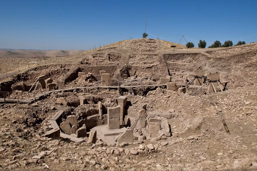 Theo các chuyên gia, Göbekli Tepe được xây dựng vào khoảng thời gian kỷ băng hà cuối cùng kết thúc. Từ đó về sau, khu đền được sử dụng trong gần 3.000 năm sau đó mới bị bỏ hoang vào khoảng 9.000 năm trước. Nguyên nhân khiến nơi đây bị ngừng sử dụng hiện chưa được làm rõ.