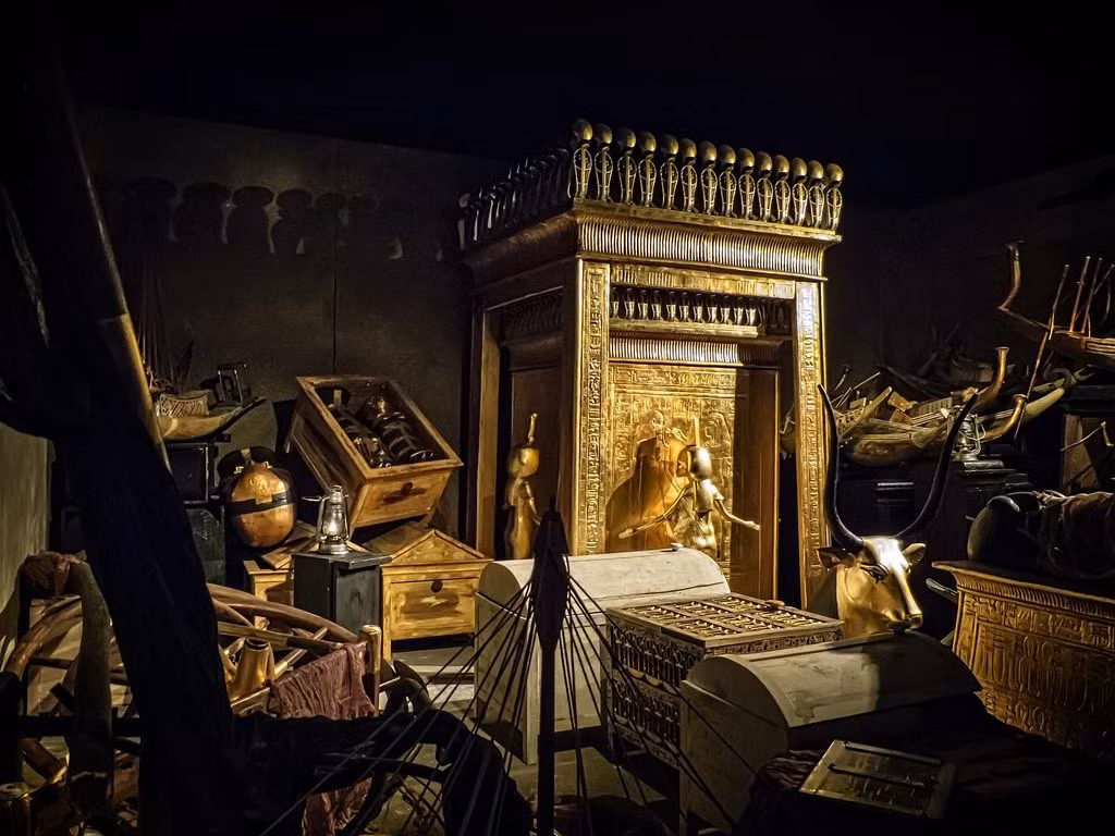 Vì vậy, việc tìm thấy lăng mộ của Tutankhamun là một trong những khám phá khảo cổ học quan trọng nhất Ai Cập giúp các chuyên gia giải mã nhiều bí ẩn về cuộc đời vị vua nổi tiếng lịch sử này cũng như cách mai táng vua chúa thời cổ đại.