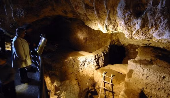 Một số dấu chân của những người Neanderthal sống trong hang động Theopetra được phát hiện. Chúng giúp các nhà khoa học giải mã những bí ẩn về cuộc sống của người xưa.