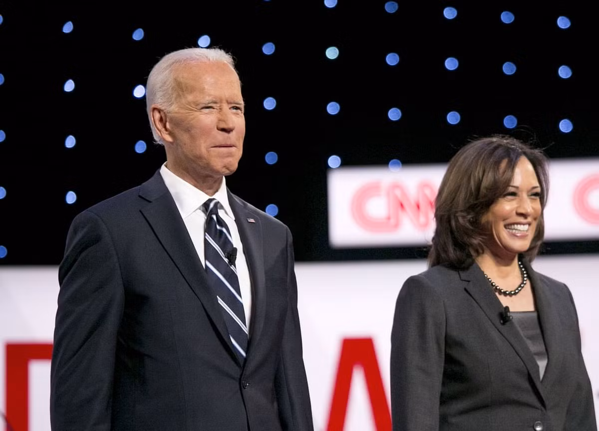 Cụ thể, nếu chiến thắng của ông Biden được xác nhận thì ứng viên phó Tổng thống đảng Dân chủ Kamala Harris làm nên lịch sử khi trở thành người phụ nữ, người da màu và người gốc Nam Á đầu tiên đắc cử chức Phó Tổng thống Mỹ.