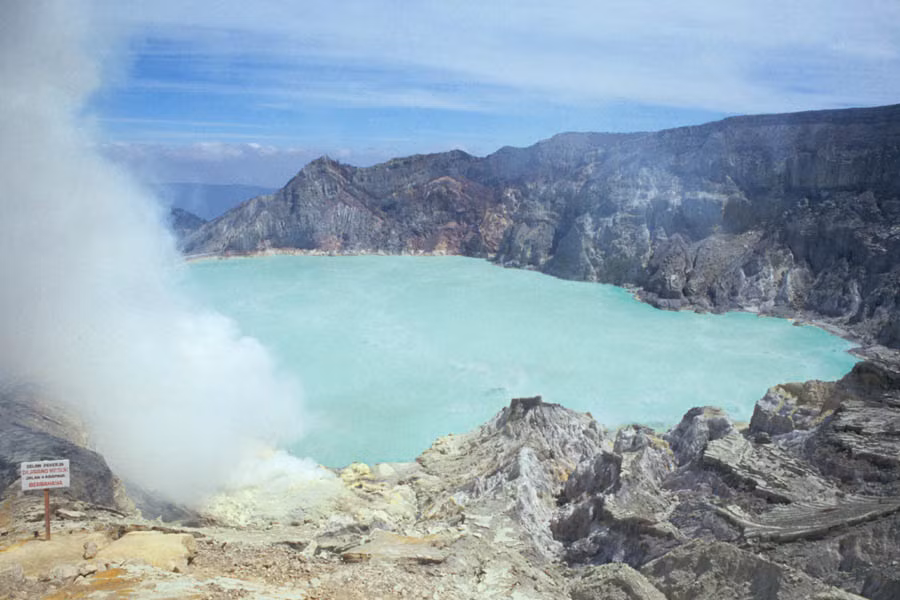 Nằm trên miệng núi lửa Kawah Ijen ở Đông Java, Indonesia, hồ nước Kawah Ijen là một trong những nơi đặc biệt nhất thế giới. Hồ nước phát ra ánh sáng xanh huyền ảo vào ban đêm vô cùng bắt mắt nhưng ẩn sau đó là sự nguy hiểm chết người.