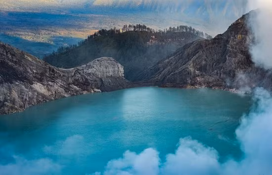 Màu xanh của nước hồ xuất phát từ việc Kawah Ijen có độ pH tương đương với độ pH của axit trong ắc quy. Do vậy, hồ nước này vô cùng nguy hiểm nên còn được coi là "hồ tử thần".