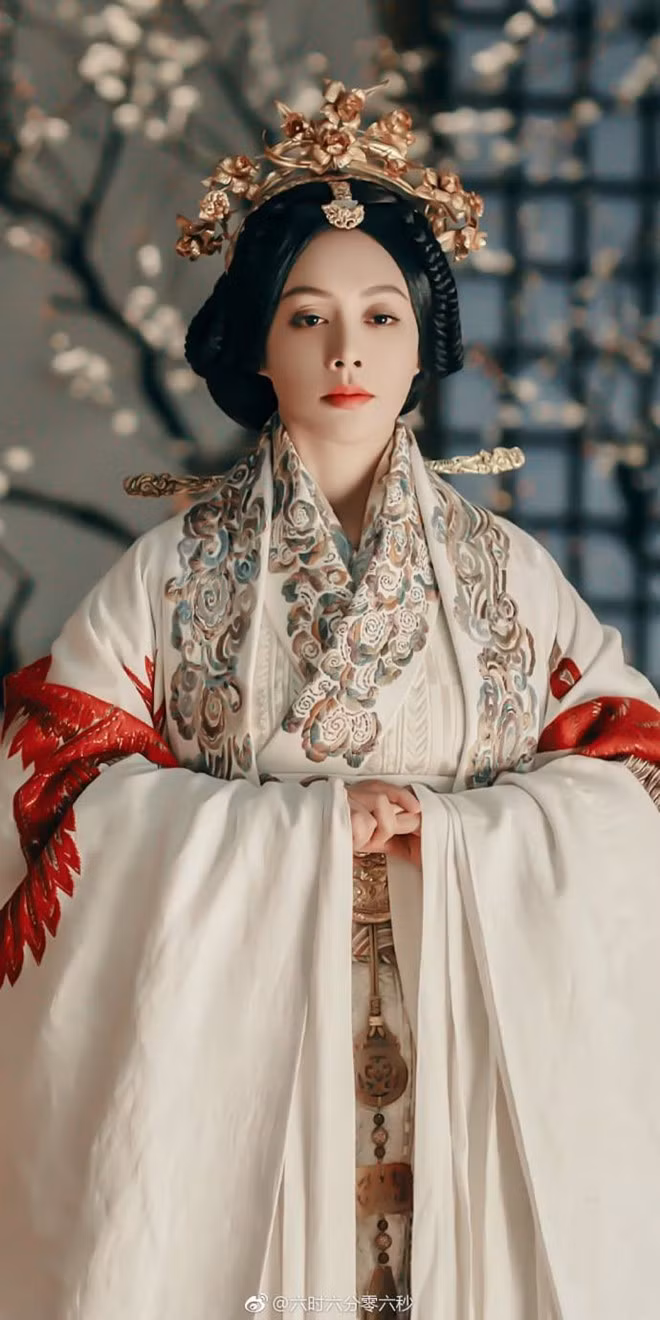 Ba năm sau khi Trang Tương Vương lên ngôi hoàng đế thì băng hà. Theo đó, Doanh Chính kế vị và đăng cơ lên ngôi vị quân chủ nước Tần. Triệu Cơ cũng vì vậy được con trai sắc phong làm thái hậu.