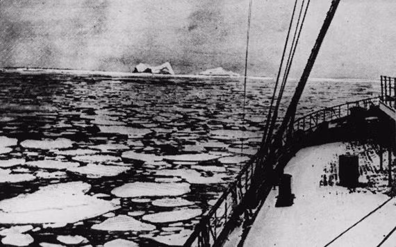 Tuy nhiên, ngay trong chuyến hải hành đầu tiên khởi hành từ Southampton, Anh đến Thành phố New York, Mỹ, tàu Titanic đâm vào tảng băng trôi ở Đại Tây Dương.