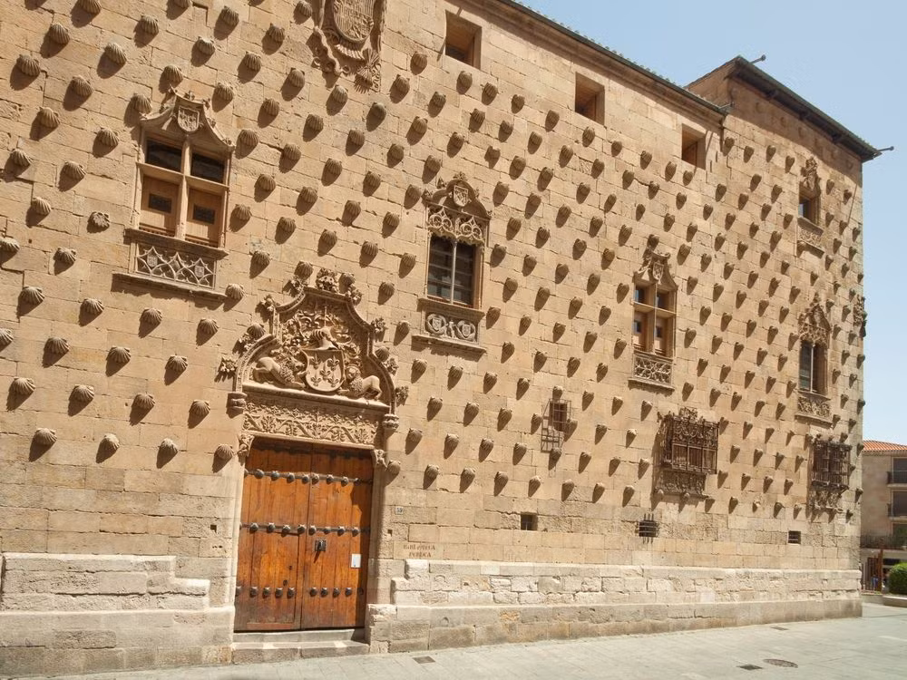 Được xây dựng từ cuối thế kỷ 15 đến đầu thế kỷ 16, Casa de las Conchas đặc biệt hơn so với bất cứ tòa nhà nào trên thế giới khi có mặt tiền được trang trí với những hình chạm khắc bằng vỏ sò.