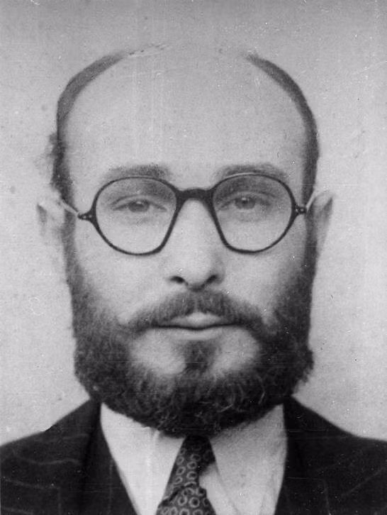 Khi Hitler và Đức quốc xã thực hiện cuộc tấn công xâm lược Ba Lan năm 1939, ông García quyết định đứng lên chống lại chế độ độc tài của trùm phát xít. Theo đó, ông García giả vờ gia nhập Cơ quan tình báo quân sự phát xít Đức với thân phận quan chức chính phủ Tây Ban Nha có tư tưởng thân phát xít. Tại đây, ông là điệp viên mang mật danh Alaric Arabel”.