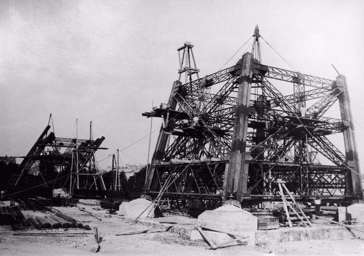 Ban đầu, tháp Eiffel được thiết kế có thể tồn tại trong 20 năm. Tuy nhiên, về sau, chính quyền Pháp nhận thấy công trình này có nhiều lợi thế du lịch nên quyết định giữ lại. Trong ảnh là tháp Eiffel trong quá trình thi công năm 1887.