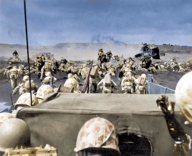 Hàng ngàn lính Mỹ thực hiện cuộc đổ bộ lên Iwo Jima năm 1945 với mục tiêu đánh bại lực lượng Nhật Bản.