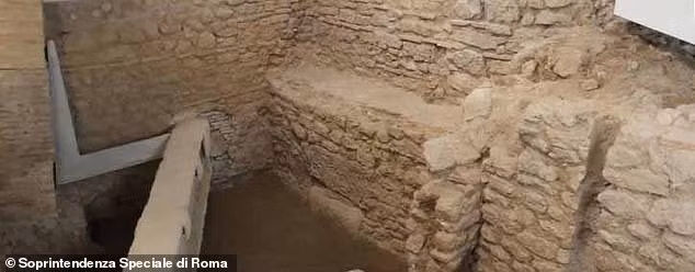 Caligula là hoàng đế thứ 3 của đế chế La Mã. Khi còn sống, ông hoàng này gây chú ý với lối sống cực giàu sang và sa đọa khi có những cuộc tình loạn luân với các chị em gái.