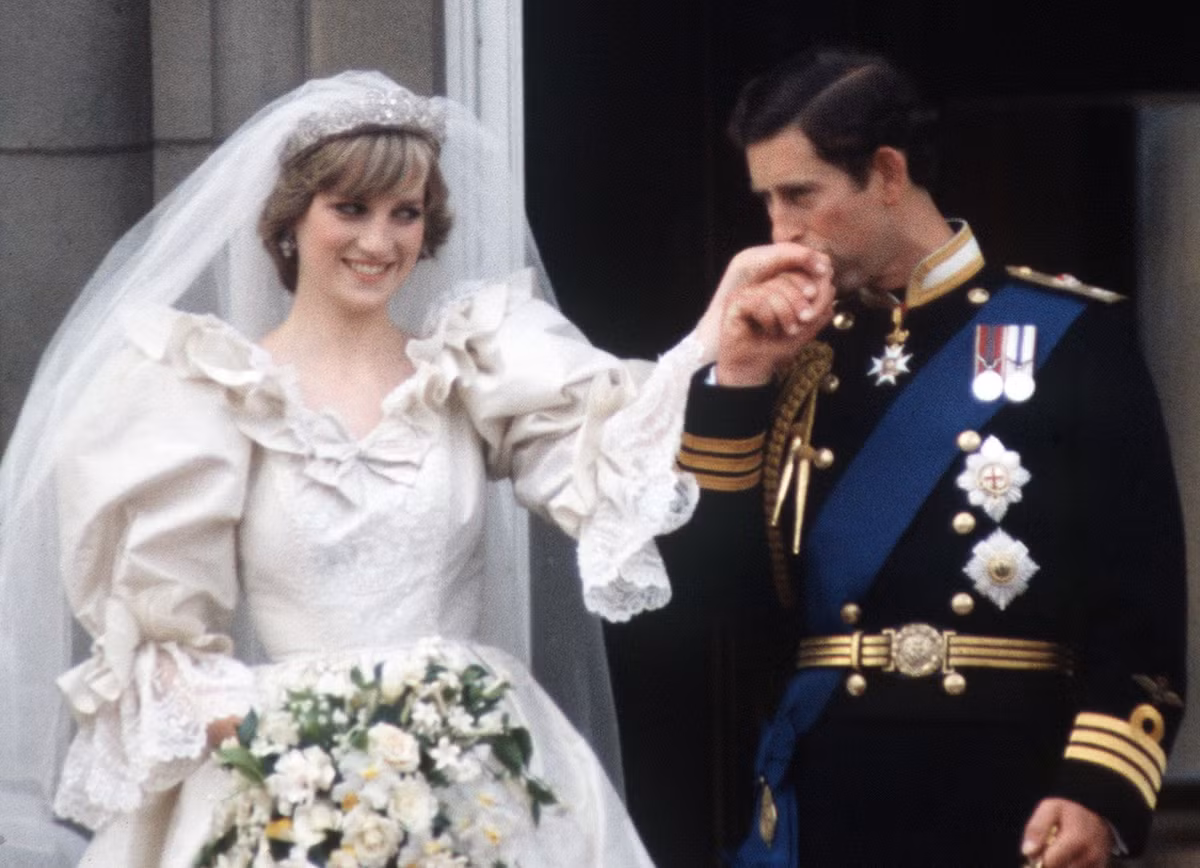 Vào ngày 29/7/1981, hôn lễ thế kỷ của cặp đôi hoàng gia Anh là thái tử Charles và Công nương Diana được tổ chức long trọng. Không những vậy, đám cưới này phá vỡ nhiều kỷ lục khiến nó trở thành một hiện tượng toàn cầu.