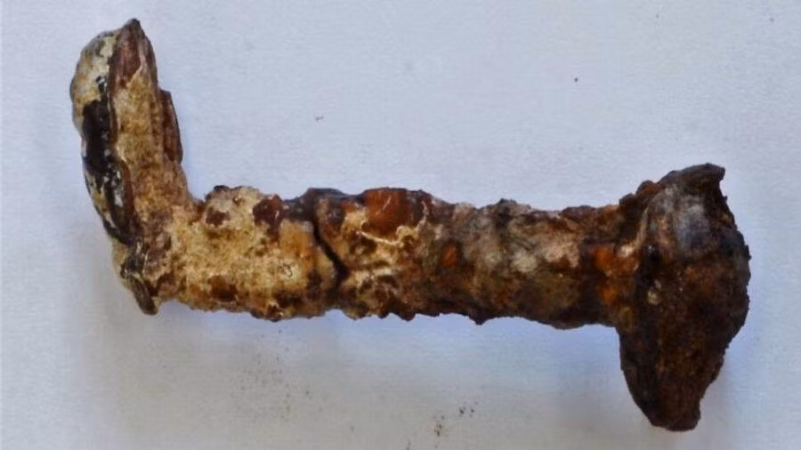 Hai chiếc đinh sắt dài 5 cm đã bị gỉ và uốn cong. Chúng được chôn cùng những chiếc hộp đựng các mảnh xương. Bên ngoài những chiếc hộp có khắc từ Caiaphas. Đây là tên của linh mục có liên quan đến sự kiện đóng đinh Chúa Jesus trên thập tự giá.