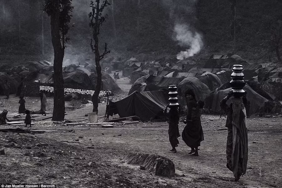Sống trong những cánh rừng Himalaya ở Nepal, người Raute được biết đến là bộ tộc liên tục chuyển chỗ ở. Hoh có lối sống du mục nên không có chỗ ở cố định.