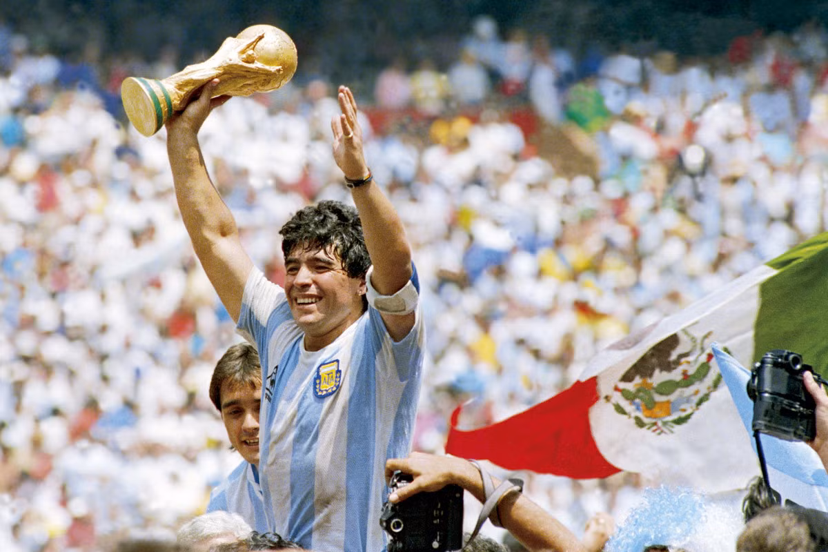 Sự nghiệp trong giới túc cầu của Diego Maradona kéo dài gần 20 năm với các CLB Boca Juniors, Barcelona và đặc biệt là Napoli. Trong khoảng thời gian này, ông ghi được nhiều bàn thắng và xác lập nhiều danh hiệu danh tiếng.