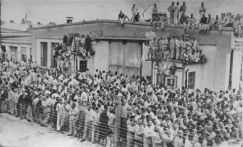 Ban đầu, trại tập trung Dachau là nơi giam giữ tù nhân chính trị - những người bị chính quyền Hitler coi là kẻ thù của đảng Quốc xã. Khi ấy, tù nhân tại trại tập trung Dachau thực hiện lao động khổ sau. Tuy nhiên, về sau, nơi đây không chỉ giam giữ tù nhân chính trị mà còn cả những người đồng tính luyến ái và người Do Thái.