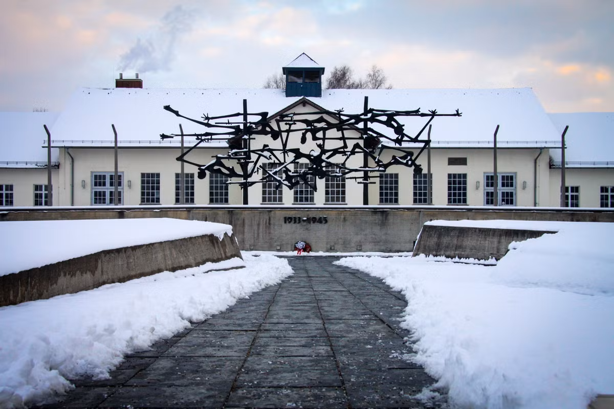 Dachau được biết đến là trại tập trung đầu tiên của Đức quốc xã. Nơi đây đi vào hoạt động từ năm 1933, tức hơn 5 tuần sau khi Hitler trở thành Thủ tướng Đức. Trại tập trung Dachau nằm ở rìa thị trấn cùng tên, cách thành phố Munich khoảng 16 km về phía Bắc.
