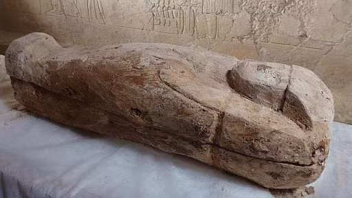 Một số bùa hộ mệnh có biểu tượng của thần Horus cũng được tìm thấy trong quan tài. Chúng được cho là giúp bảo vệ thiếu nữ khi sang thế giới bên kia.