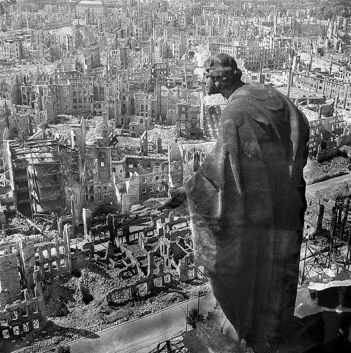 Khi nhìn từ trên cao, thành phố Dresden năm 1945 trở nên hoang tàn, vắng vẻ và không còn sức sống vì ảnh hưởng của cuộc chiến tranh ác liệt.