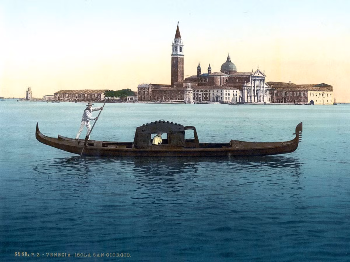 Du khách ngồi thuyền chiêm ngưỡng vẻ đẹp lãng mạn của Venice.