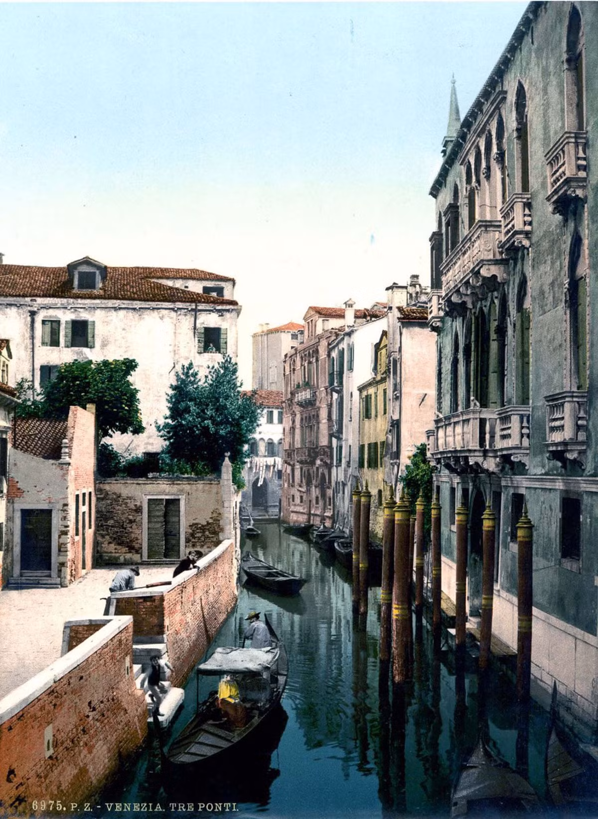 Những chiếc thuyền chở khách đi qua những con kênh đào uốn lượn quanh co Venice giúp mọi người ngắm nhìn vẻ đẹp những cây cầu, tòa nhà cổ kính hai bên.