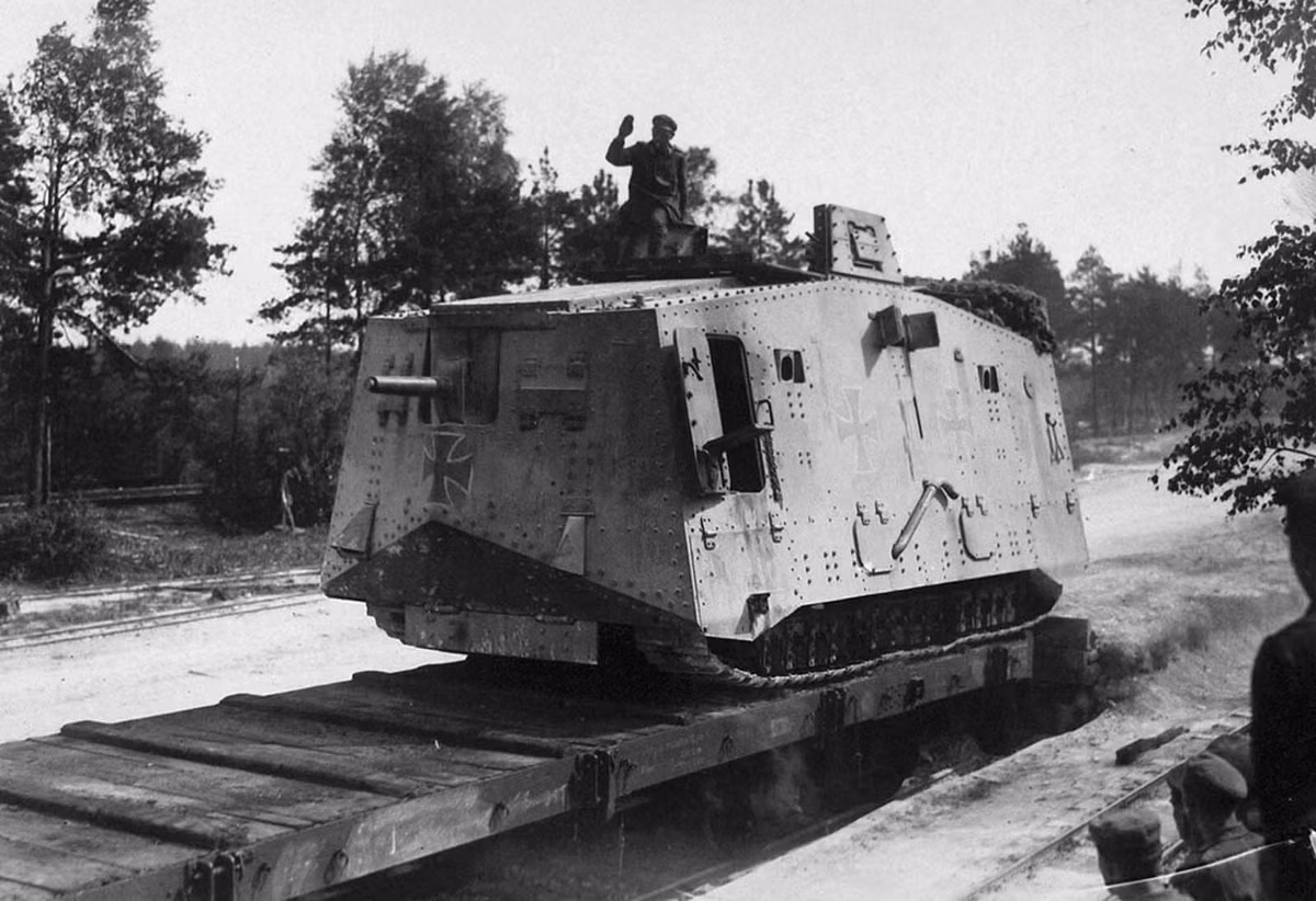 Xe tăng A7V của Đức được vận chuyển ra chiến trường. Trong Thế chiến 1, Đức sản xuất ít nhất 100 chiếc A7V.