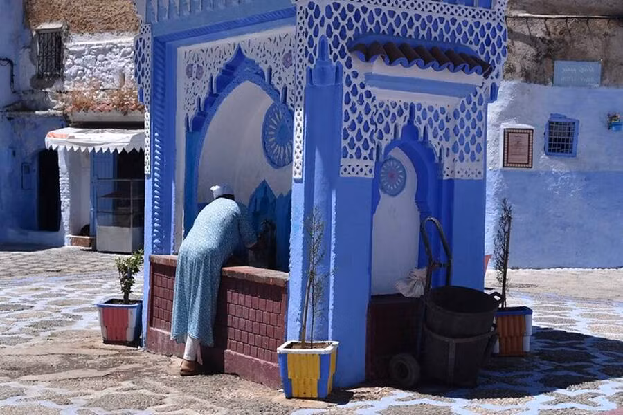 Thành phố Chefchaouen có biên đại hơn 500 tuổi. Ban đầu, Chefchaouen được gọi là Chaouen có nghĩa là “đỉnh” vì vị trí đặc biệt của nơi đây với dãy núi Rif gần đó.