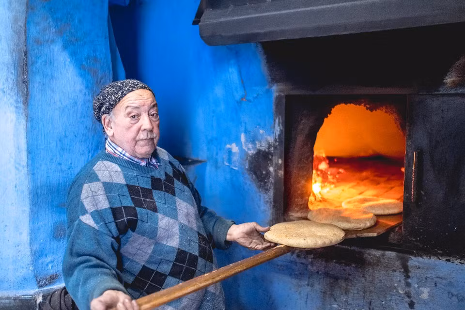 Người dân ở Chefchaouen vô cùng hiếu khách khi nhiều người mời khách du lịch tới nhà chơi và dùng bữa. Chính những điều này càng khiến nơi đây thu hút khách du lịch hơn.