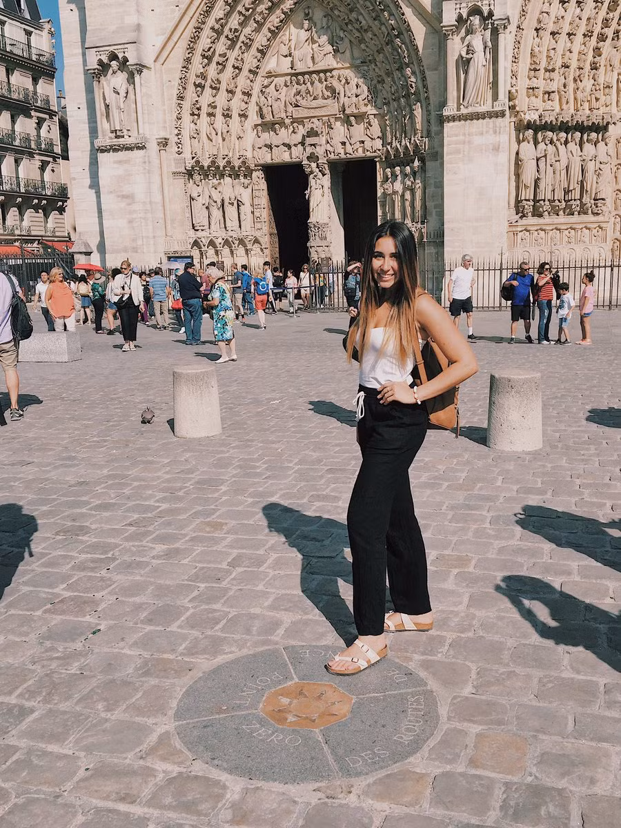 Mỗi năm, hàng triệu du khách ghé thăm thủ đô Paris đều đến nhà thờ Đức Bà Paris. Ở phía trước nhà thờ cổ kính này là cột mốc số 0 được làm từ 4 viên đá ghép thành hình tròn có đường kính 1m.