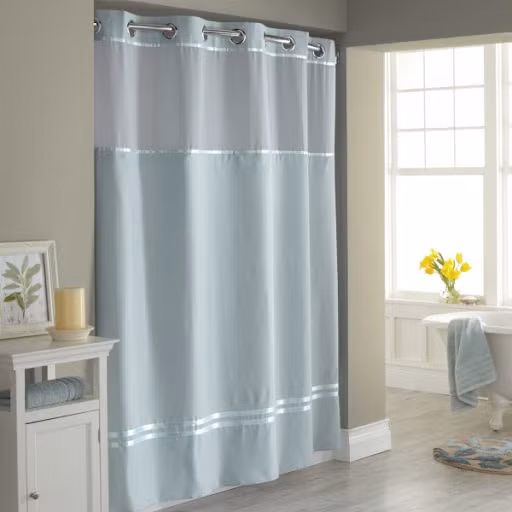 Rèm phòng tắm bị bẩn và thậm chí tệ hơn, nấm mốc có thể phát triển trên chúng. Nên giặt rèm ít nhất mỗi tháng một lần, sau một năm sử dụng nên thay rèm mới.