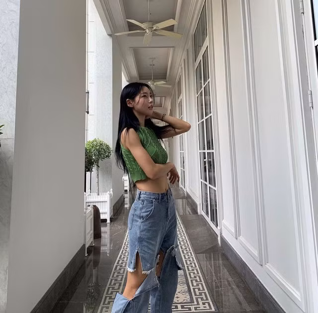Ngoài thi đấu thể thao chuyên nghiệp, cô còn theo đuổi công việc mẫu ảnh.