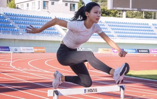 Kim Min Ji là một vận động viên điền kinh người Hàn Quốc. Cô sinh năm 1996 được phát hiện năng khiếu thể thao từ cấp hai và dần được phát triển từ đó.