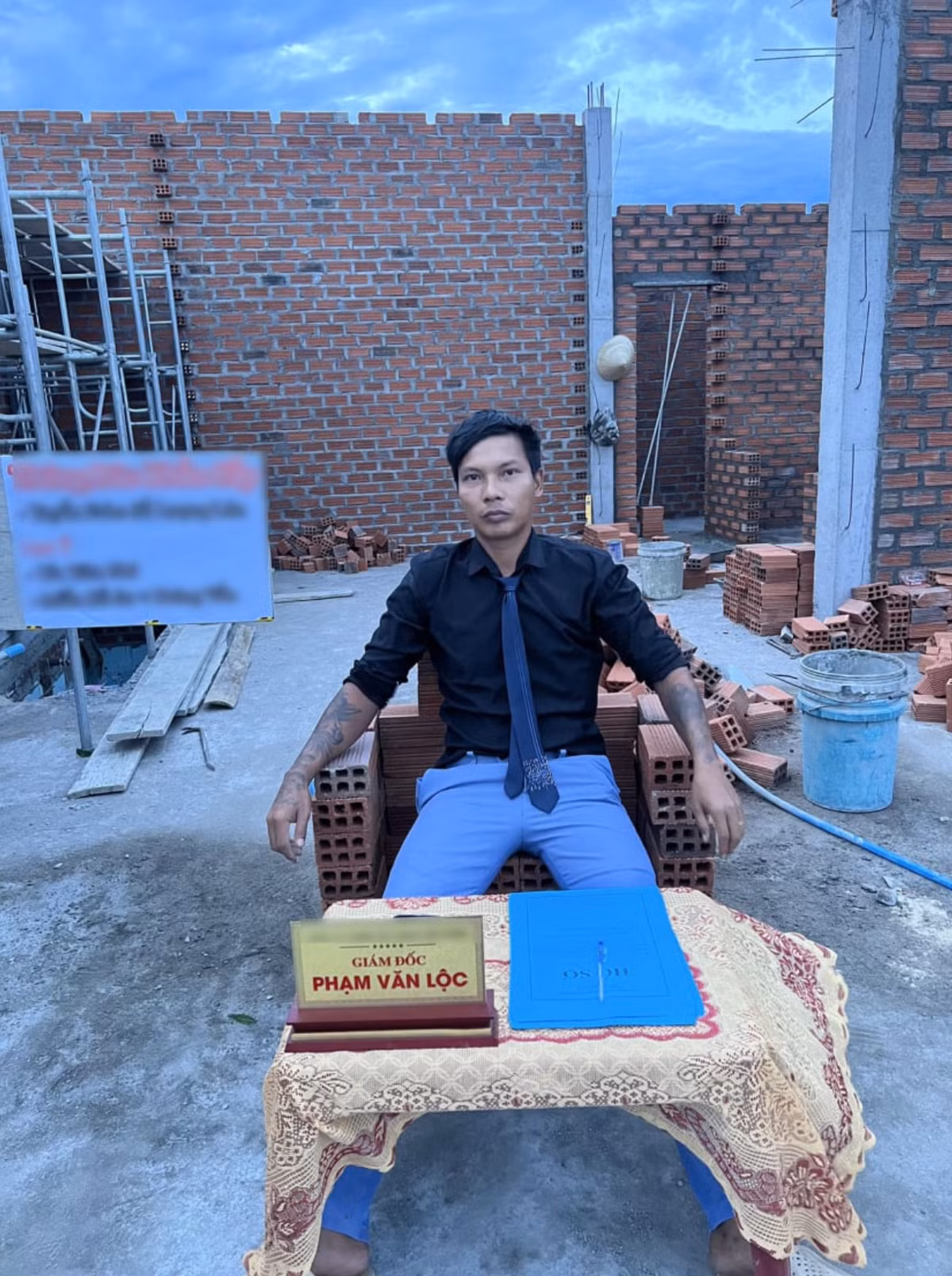 Sau đó, Lộc Fuho còn nịnh vợ bằng cách mua son tặng và chi tiều thuê siêu xe 30 tỷ chở vợ đi chơi.