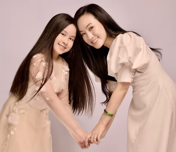 Thừa hưởng cả ngoại hình và sự thông minh của mẹ, Kỳ Uyên luôn giữ thành tích học tập tốt.