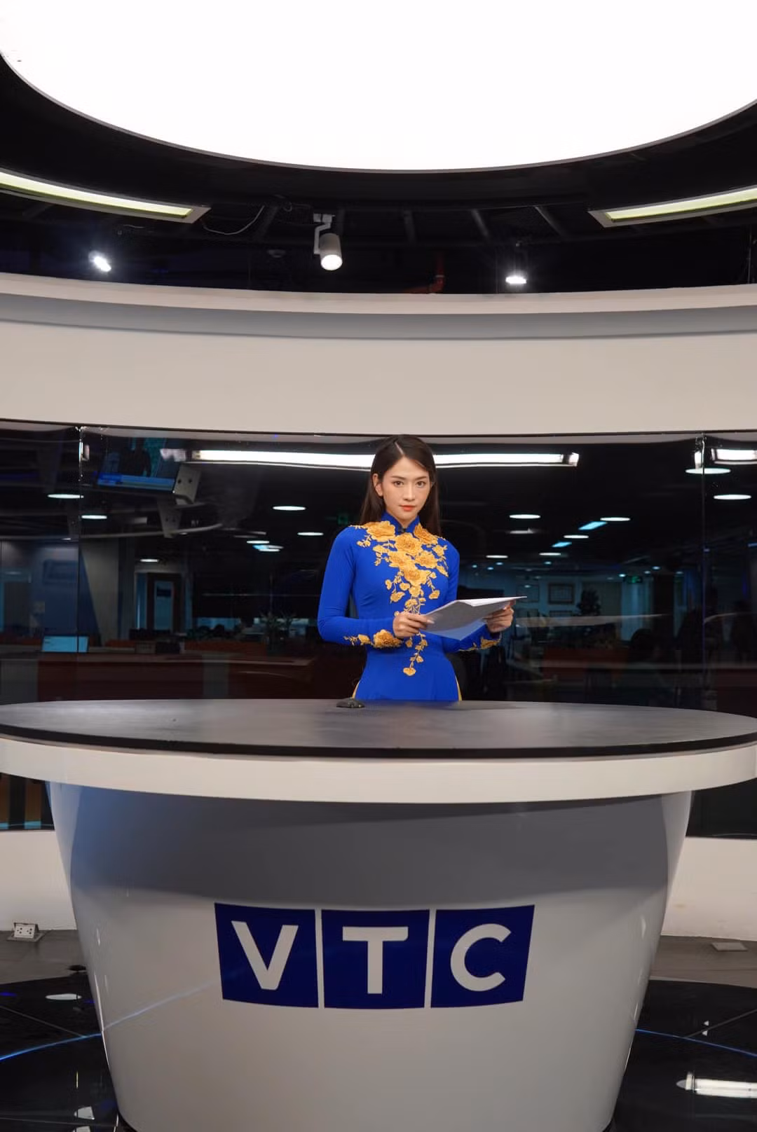 Sau thời gian theo học lớp MC của Trần Ngọc, Lê Bống còn đảm nhận vai trò người dẫn chương trình bên cạnh nam diễn viên Huỳnh Anh.