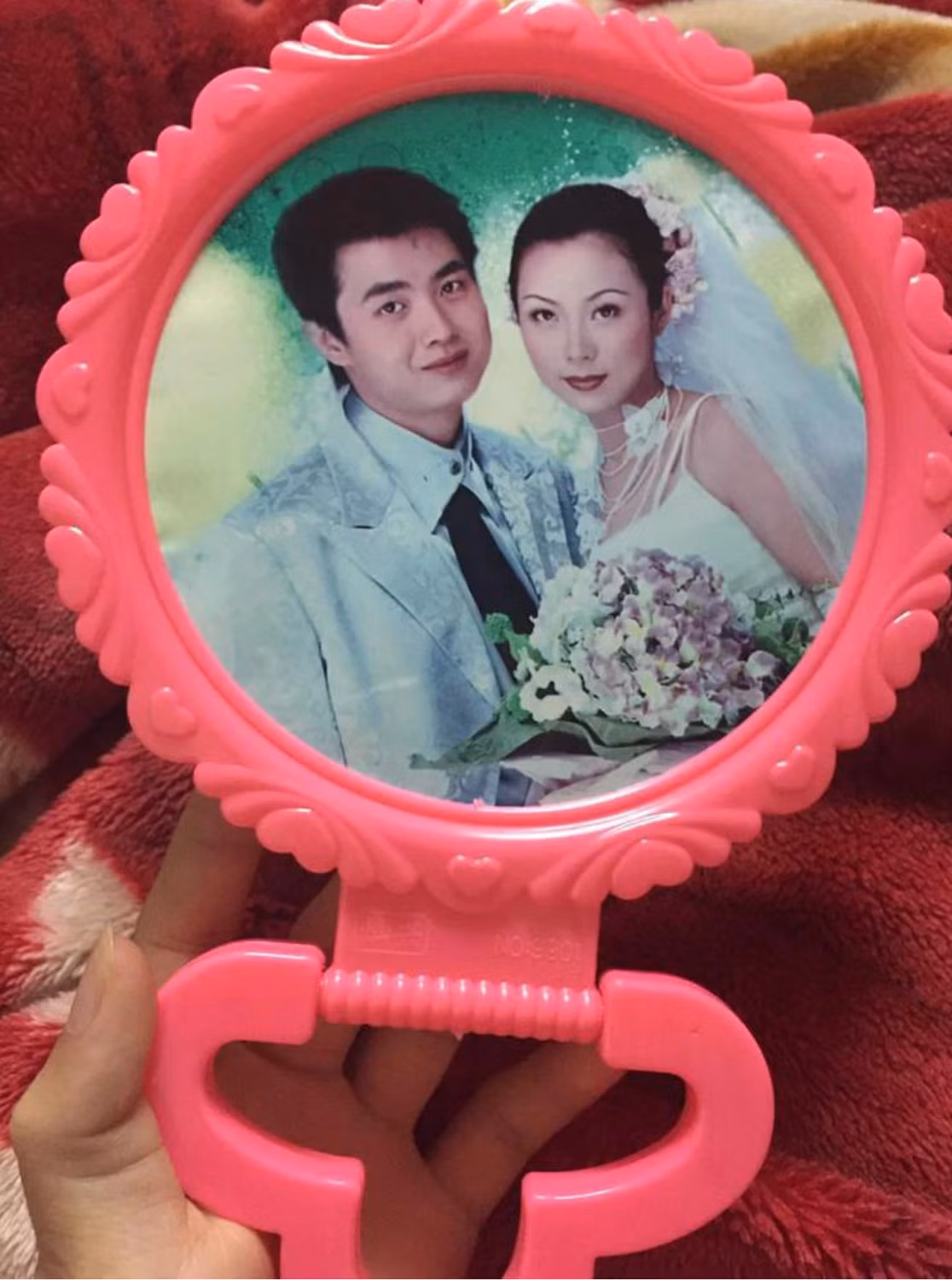 Không màu mè, kiểu cách, đủ hình dáng, đủ phong cách như gương cầm tay hiện tại, chiếc gương tuổi thơ của nhiều người này chỉ có hình tròn với thiết kế vô cùng đơn giản.