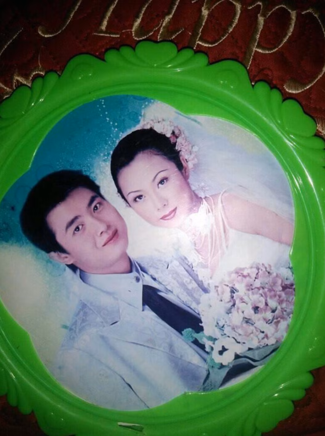 Gương thường có viền nhựa bằng một màu duy nhất khi đỏ khi xanh, đằng sau có kẹp ảnh của những ca sĩ nổi tiếng thời ấy như Đan Trường, Cẩm Ly hay những cặp đôi diễn viên nước ngoài nào đó.
