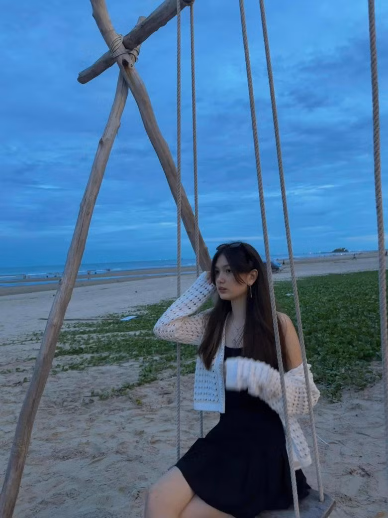 Mới đây, em gái Đặng Văn Lâm tiếp tục làm ai nấy trầm trồ khi khoe loạt ảnh đi biển. Cô nàng khoe ảnh trên bãi biển trong chiếc váy đen.