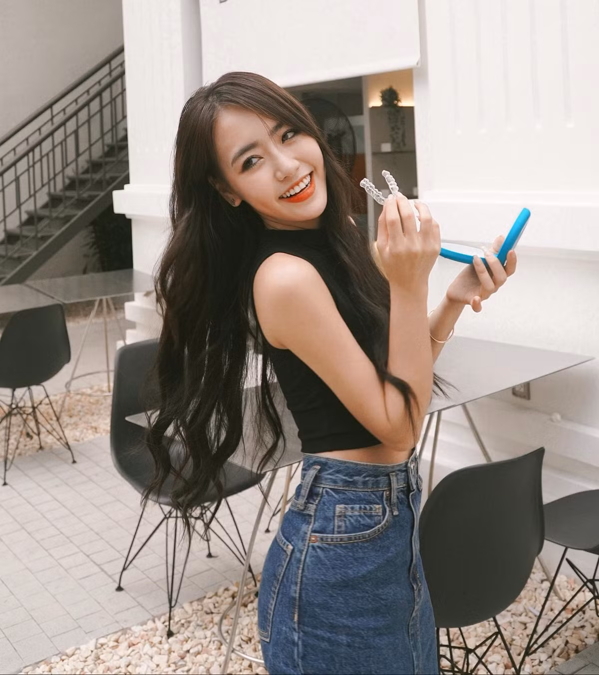 Nàng hot girl bắt đầu cuộc sống tự lập nơi đất khách vào năm 16 tuổi, cũng kể từ đó mà cái tên Phoanh Charmmie cũng giảm sức hút.